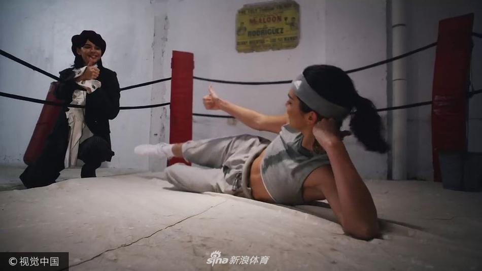 格里芬女友詹娜圣诞运动写真