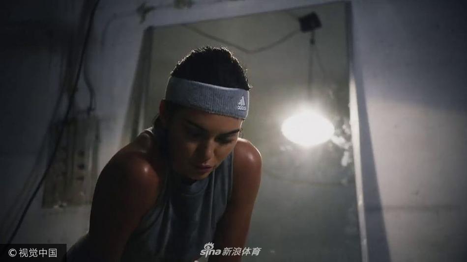 格里芬女友詹娜圣诞运动写真