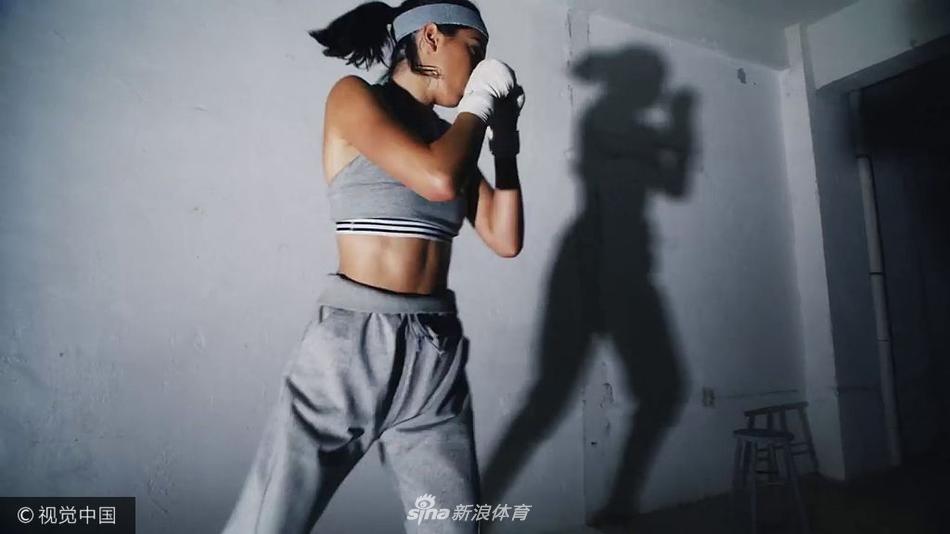 格里芬女友詹娜圣诞运动写真