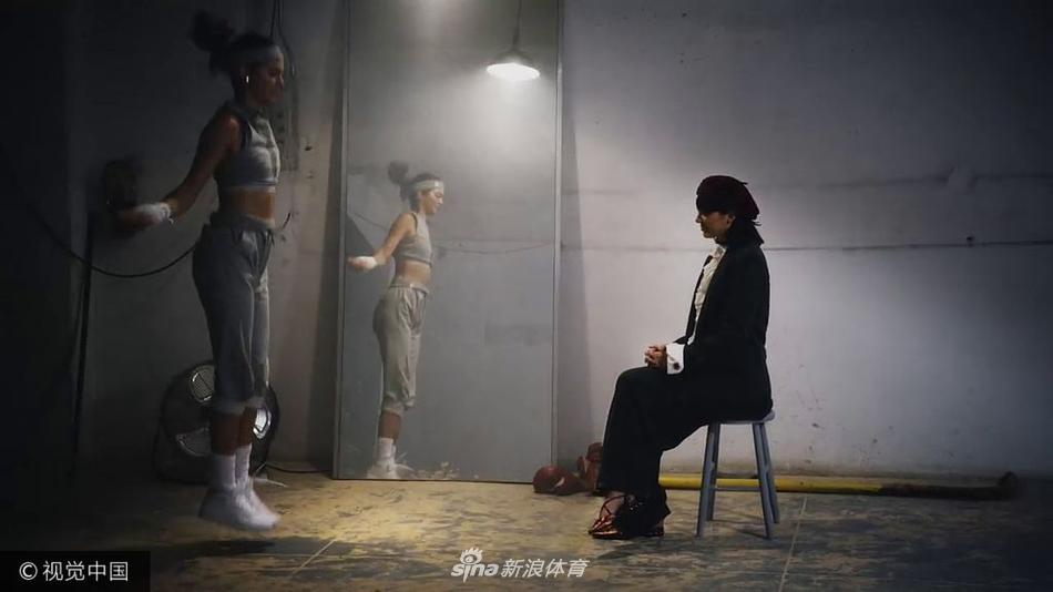 格里芬女友詹娜圣诞运动写真