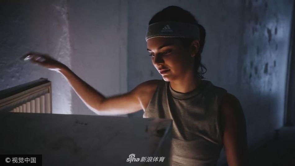 格里芬女友詹娜圣诞运动写真