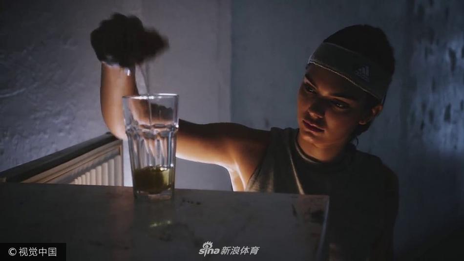 格里芬女友詹娜圣诞运动写真