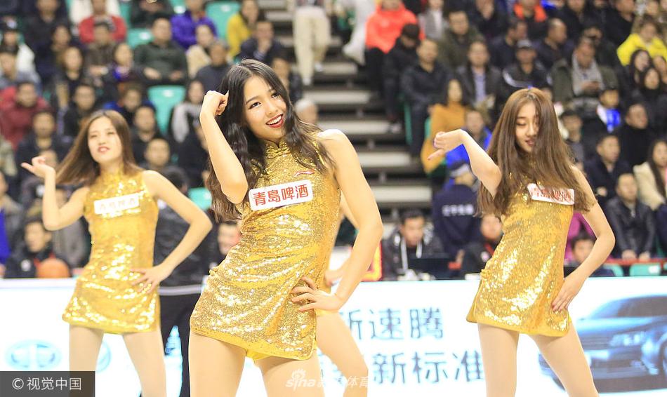 特写镜头下,这位舞蹈宝贝的笑容极具感染力,金色的上衣与短裙在聚光灯下闪耀,完美的身材比例和热情的表演赢得了现场阵阵欢呼。