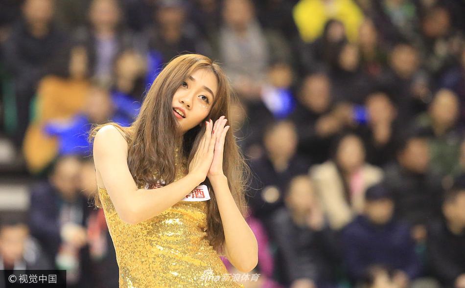 随着队形变换,前排的拉拉队员正对镜头献上飞吻,金色短裙下的舞步轻盈欢快,她们用热情融化了赛场内外的寒意。