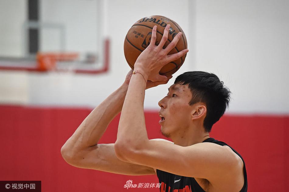 周琦日常训练 主抓力量体能