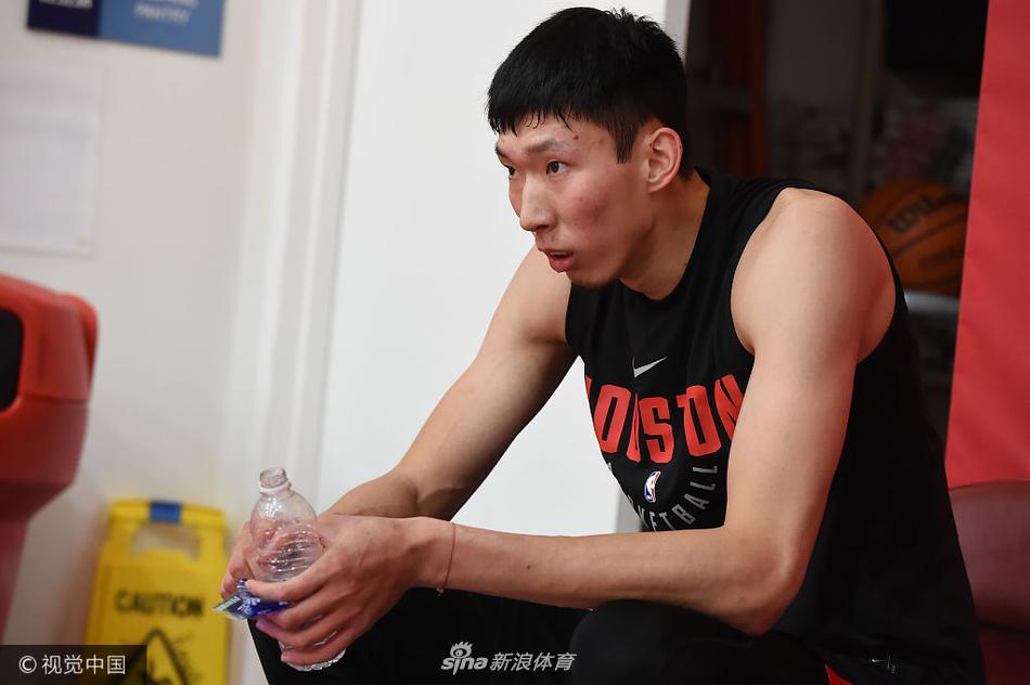 周琦日常训练 主抓力量体能