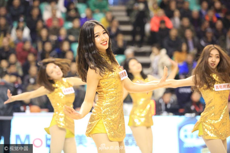 表演接近尾声,拉拉队员们集体向观众席致意,金色的裙摆在灯光下连成一片,她们的热情舞蹈为这个比赛日画上了圆满的句号。