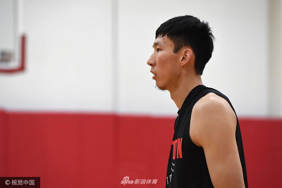 周琦日常训练 主抓力量体能