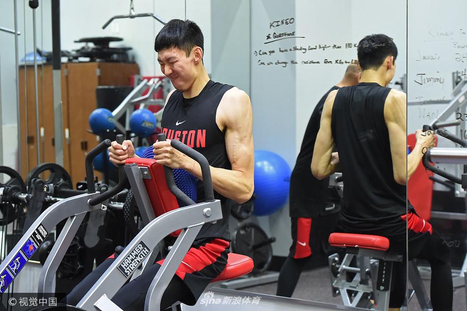 周琦日常训练 主抓力量体能