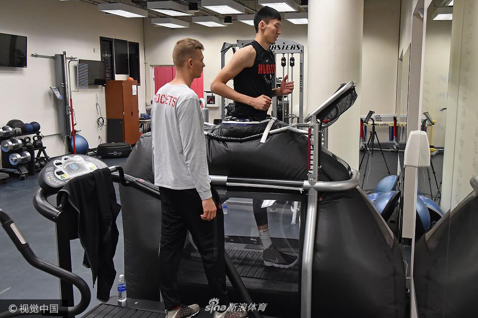 周琦日常训练 主抓力量体能