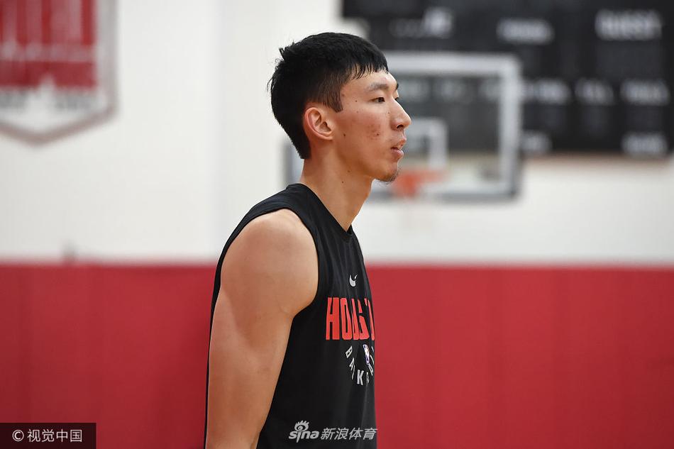 周琦日常训练 主抓力量体能