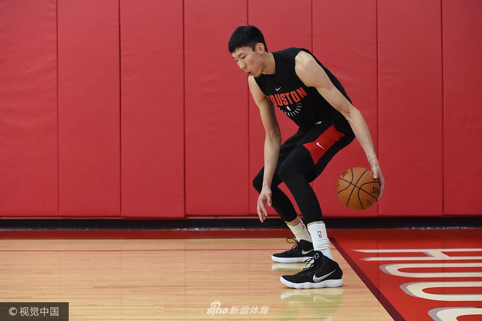 周琦日常训练 主抓力量体能