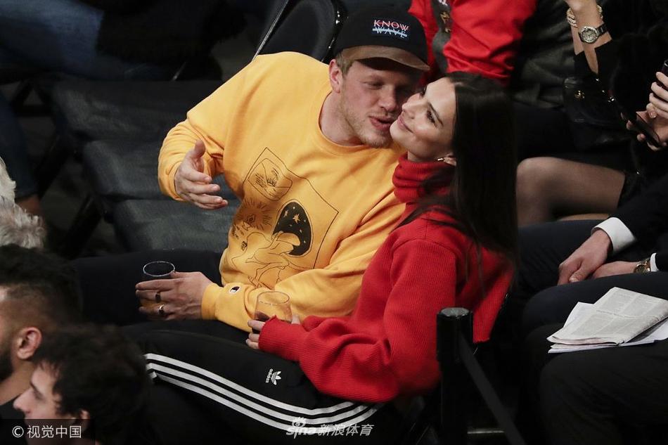 体育画报超模看NBA比赛被调戏