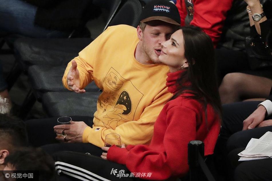 体育画报超模看NBA比赛被调戏