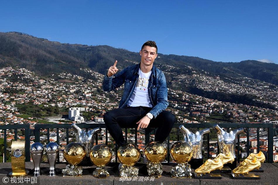 C罗尽显总裁气质