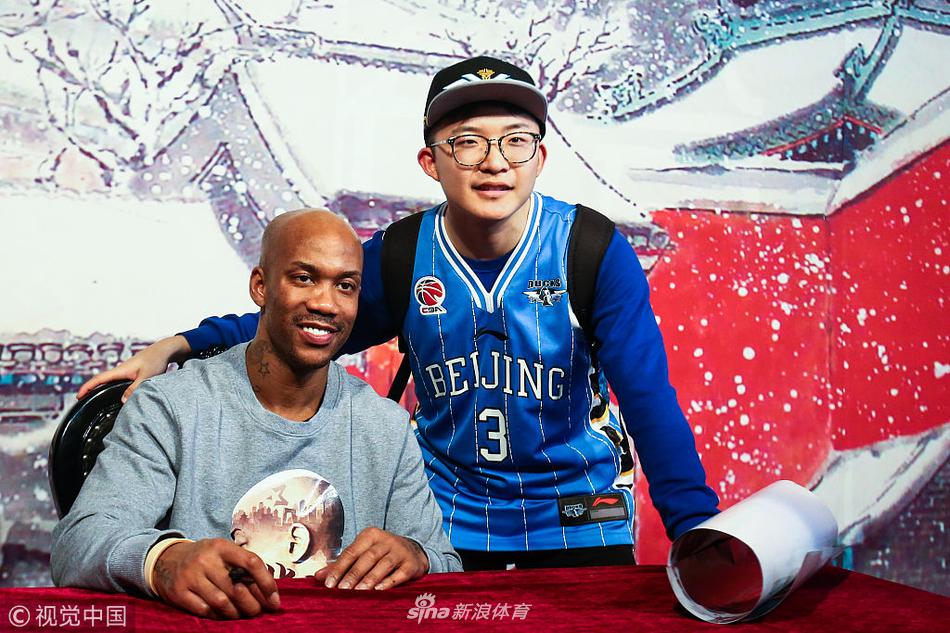 马布里双手接过小球迷送上的生日蛋糕，笑容中带着惊喜与感动，蛋糕上的蜡烛映照出他微红的眼眶