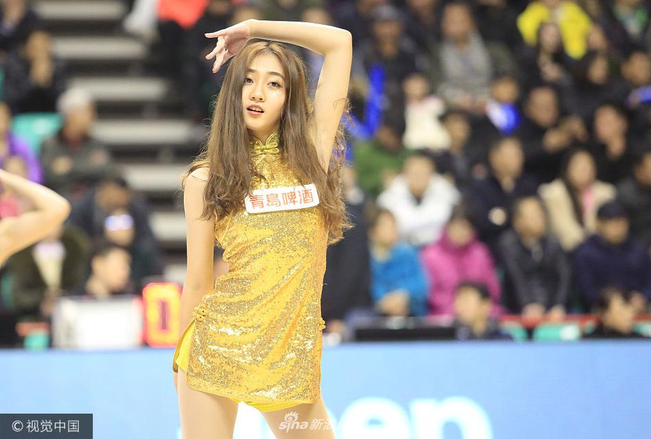 辽宁拉拉队宝贝们身着闪亮的金色短裙登场,她们整齐划一的动作和甜美的笑容,瞬间点燃了全场的气氛。