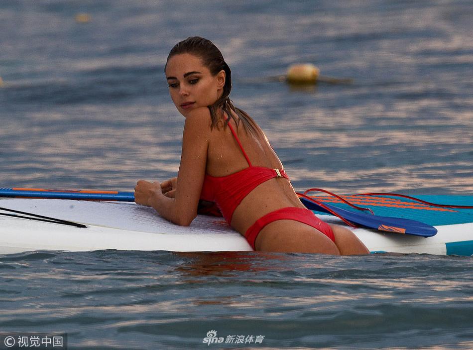 英超切尔西宝贝小野猫海边秀好身材