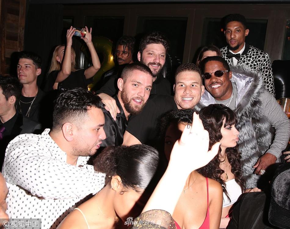 格里芬与高富帅聚会 辣妹云集不见詹娜