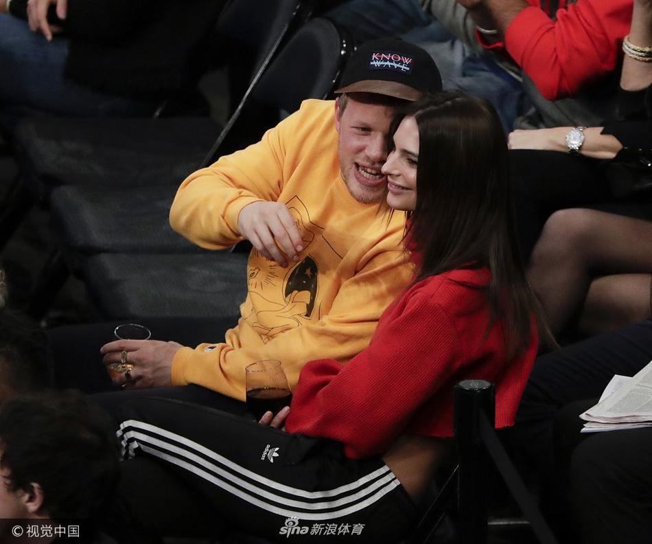 体育画报超模看NBA比赛被调戏