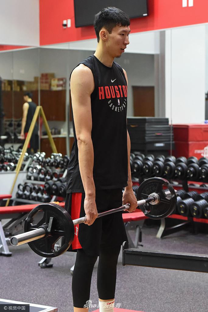 周琦日常训练 主抓力量体能