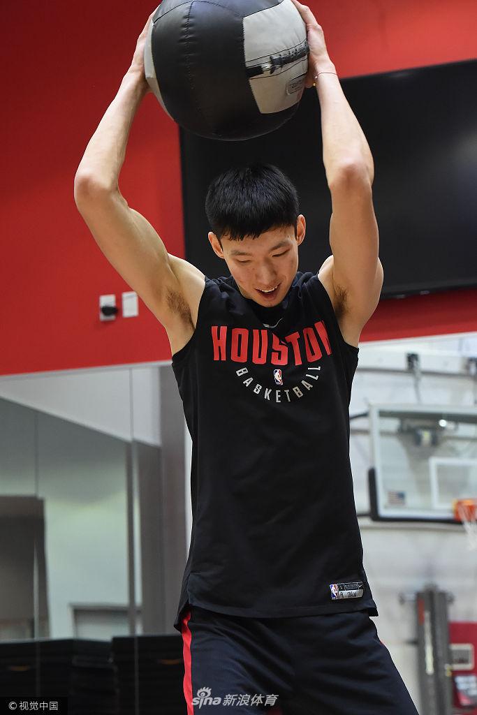 周琦日常训练 主抓力量体能