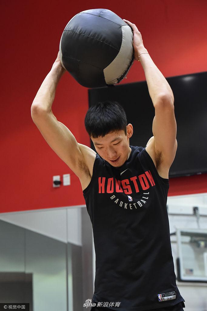 周琦日常训练 主抓力量体能