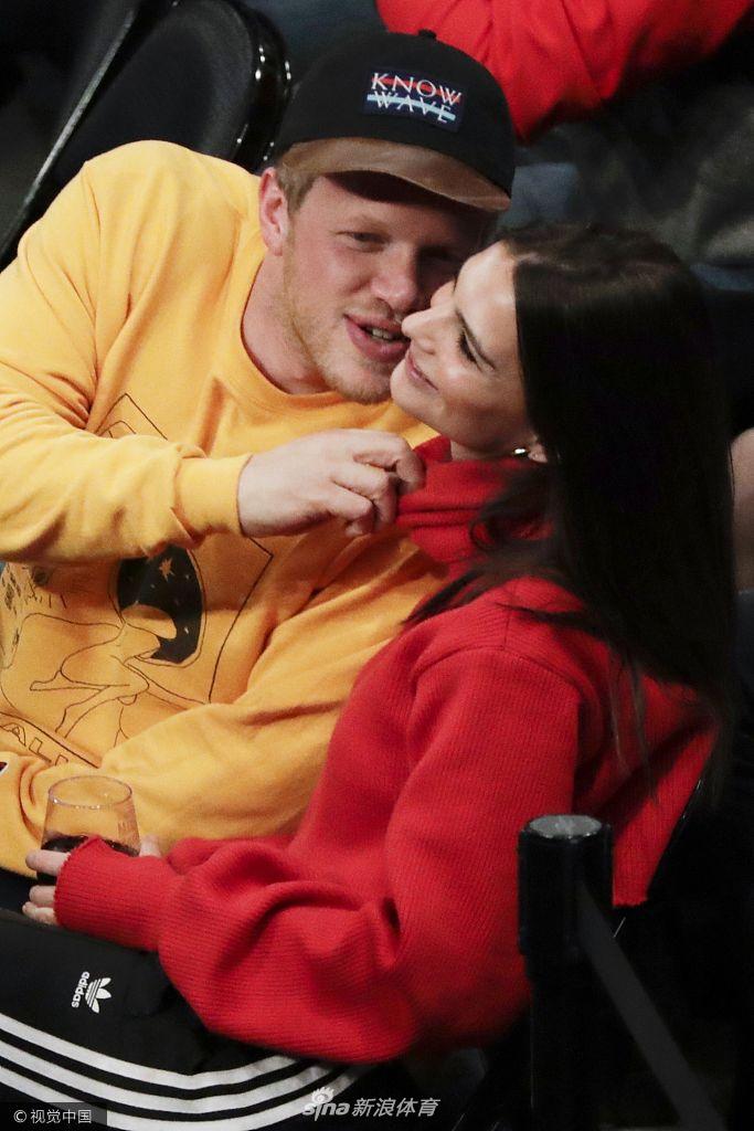 体育画报超模看NBA比赛被调戏