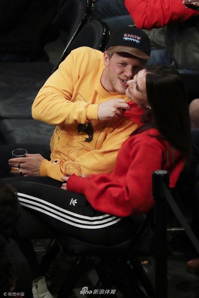 体育画报超模看NBA比赛被调戏