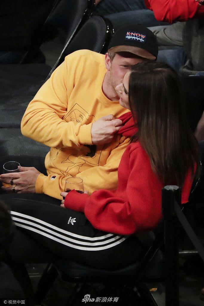 体育画报超模看NBA比赛被调戏