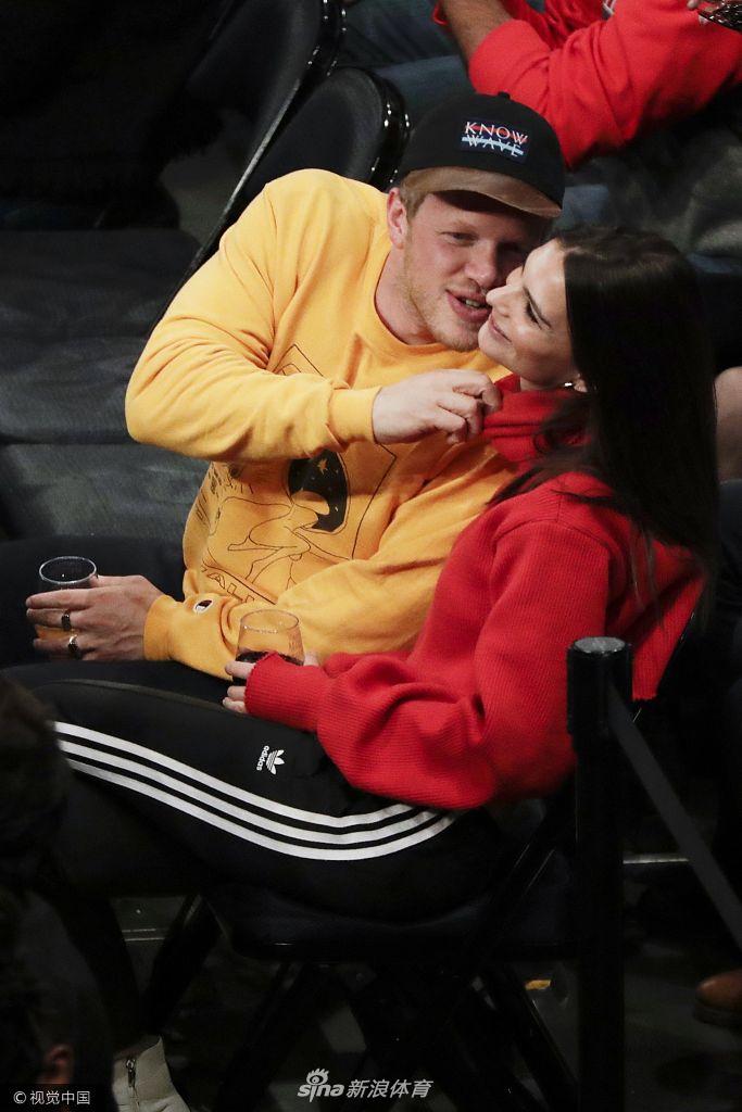 体育画报超模看NBA比赛被调戏