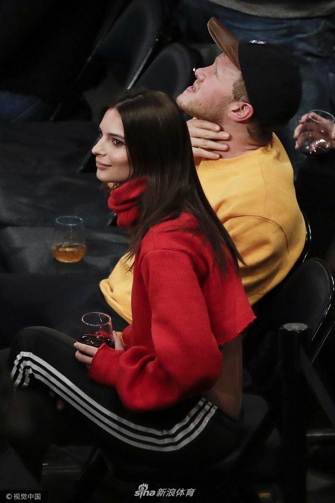 体育画报超模看NBA比赛被调戏