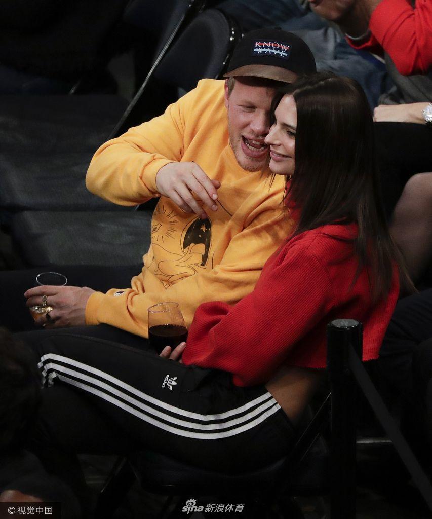 体育画报超模看NBA比赛被调戏