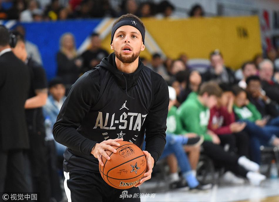 间2月18日,2018NBA全明星正赛的球员进行了训练,并且接受了媒