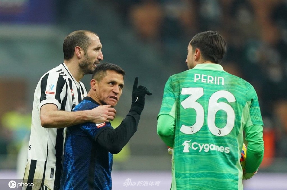 镜头捕捉桑切斯整理个人物品的侧影，细微动作中流露对俱乐部生涯的珍视与不舍