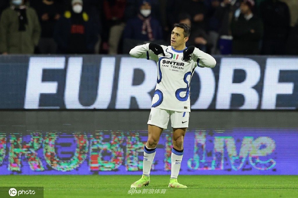 智利前锋与国米管理层握手致意，双方在告别时刻展现职业风度与相互尊重