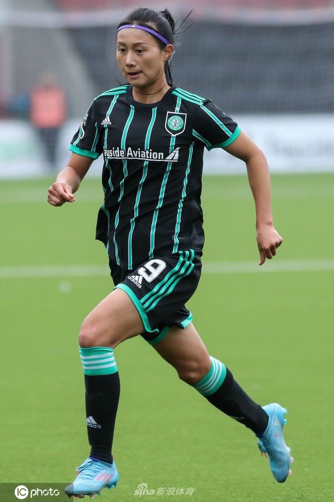 沈梦雨在比赛中带球突破，身姿灵动，如一道绿色闪电掠过草地
