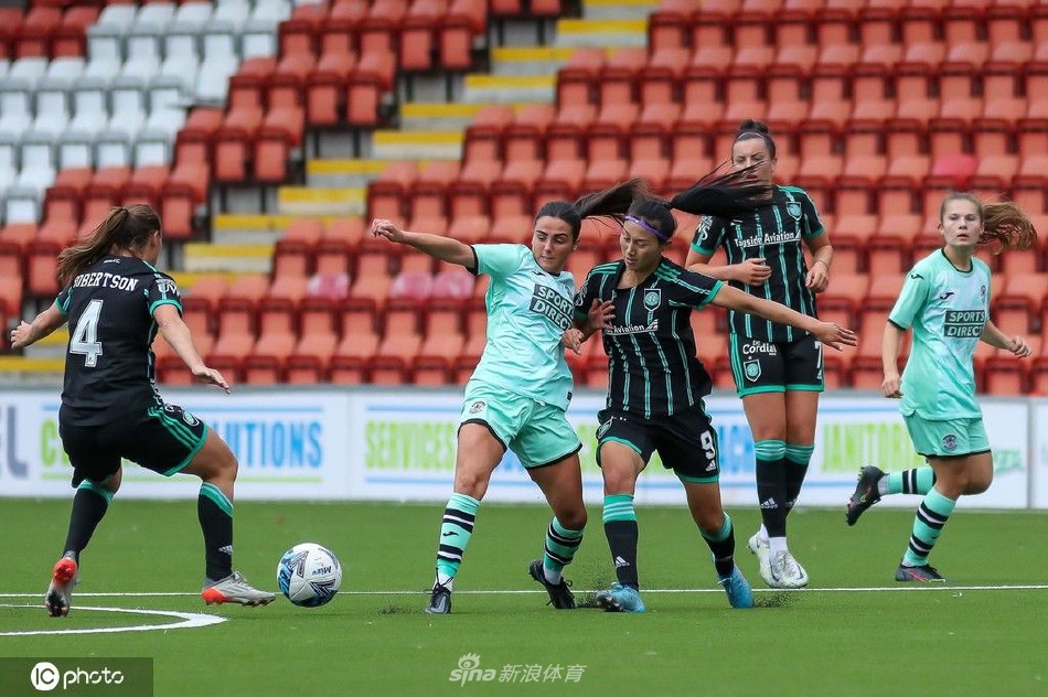 凯尔特人后卫高高跃起，力压对手，将飞来的传中球一头解围出危险区域