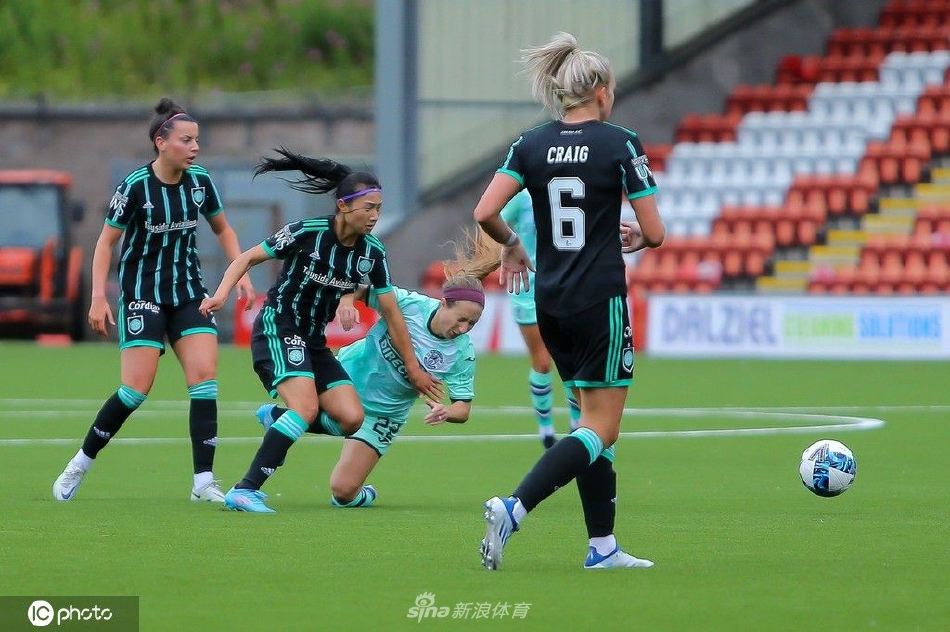 比赛结束后，沈梦雨走向看台向远道而来的球迷致意，脸上带着拼搏后的笑容