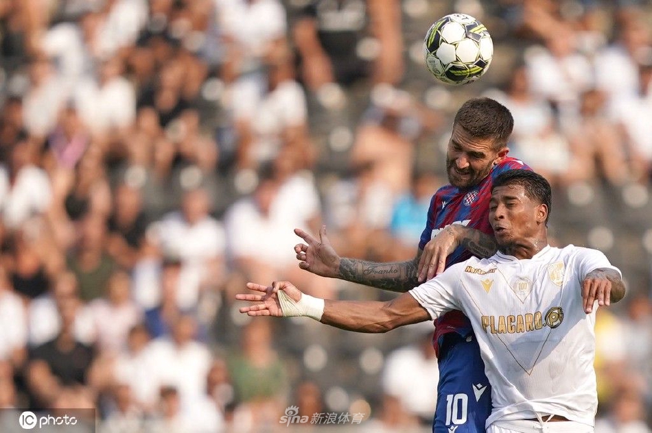 吉马良斯队一名球员因犯规领到红牌后，神情落寞地低头离场，背景是表情严峻的裁判与对手