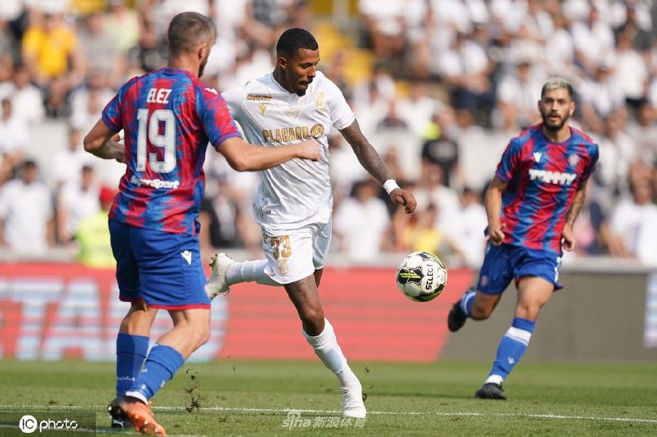 吉马良斯前锋安德森·席尔瓦进球后张开双臂，在主场球迷的欢呼浪潮中冲向角旗区疯狂庆祝