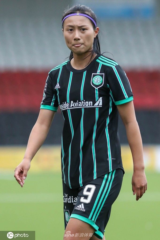 凯尔特人女足前锋在对方禁区前沿起脚劲射，足球划出一道凌厉的弧线