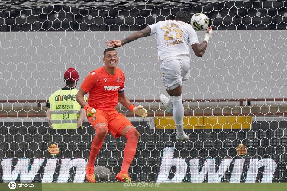 哈伊杜克队球员在终场哨响后相互拥抱击掌，庆祝球队最终晋级