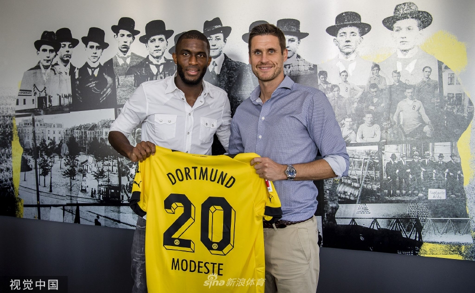 莫德斯特在首次合练中与年轻队友塞巴斯蒂安·阿莱微笑击掌，象征着新老锋线的交接与融合