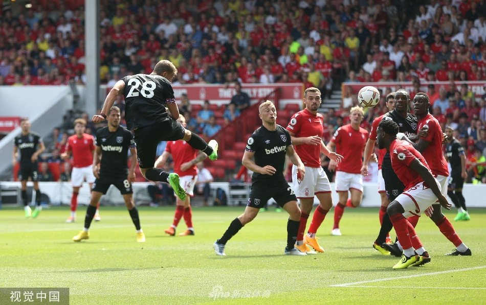 雨夜中的城球场灯火通明，诺丁汉森林球员与西汉姆联球员在湿滑草皮上激烈拼抢，水花随着奔跑脚步飞溅而起