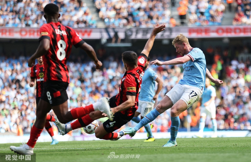 瓜迪奥拉在场边凝神思索，运筹帷幄尽显名帅风范