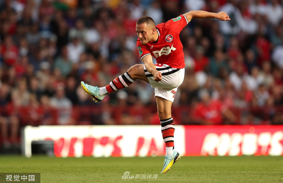 查尔顿球员进球后振臂狂奔庆祝，队友从后方激动地追赶，整个替补席也为之沸腾。