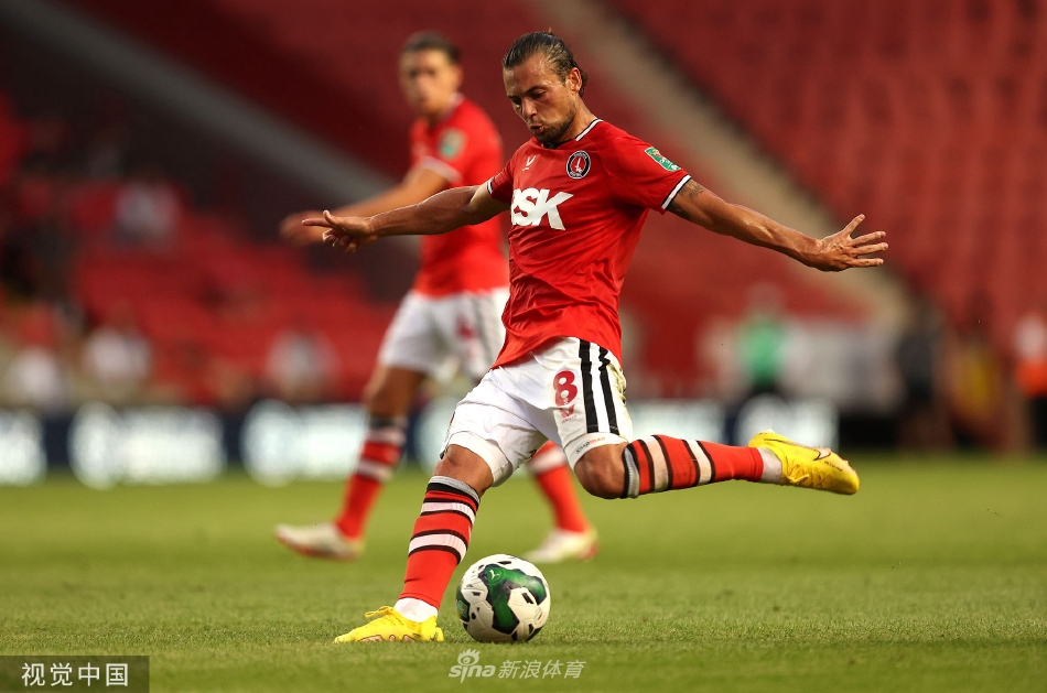 查尔顿主教练在场边凝神注视赛场，神情严肃，仿佛正在脑中飞速推演比赛的每一种可能。