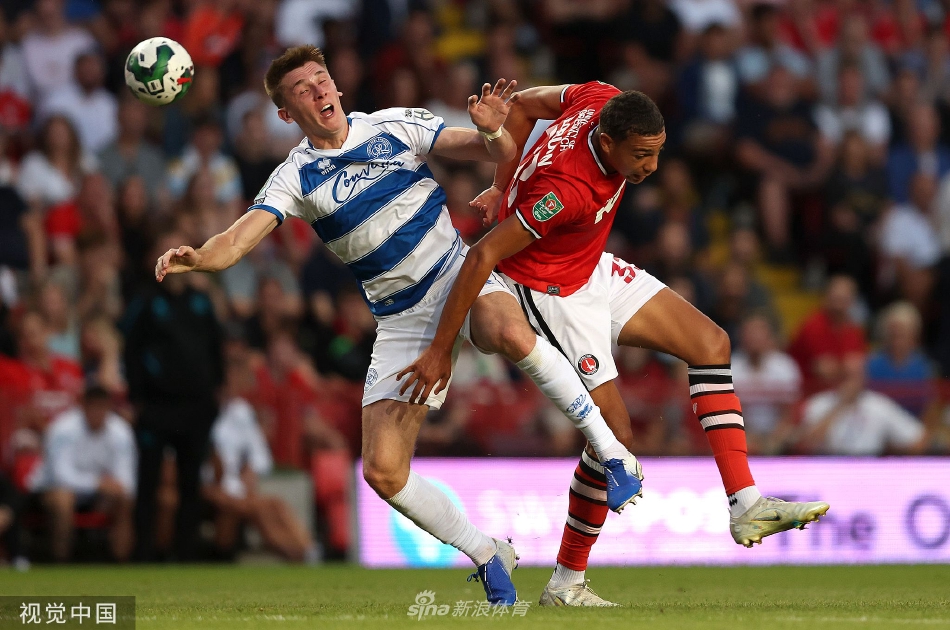 点球大战一触即发，主罚球员俯身摆放皮球，对方门将在门线上严阵以待，空气中弥漫着令人窒息的紧张感。