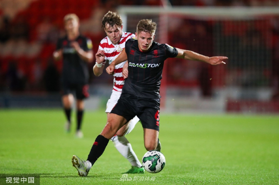 看台上失落的唐卡斯特小球迷手捂脸颊，他的表情成为了主队这个失望夜晚的真实写照。